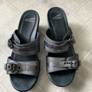 Dansko Jessie Womens Shoes Sz 9 Metallic Pewter Wedges Sandal Slip on Buckles